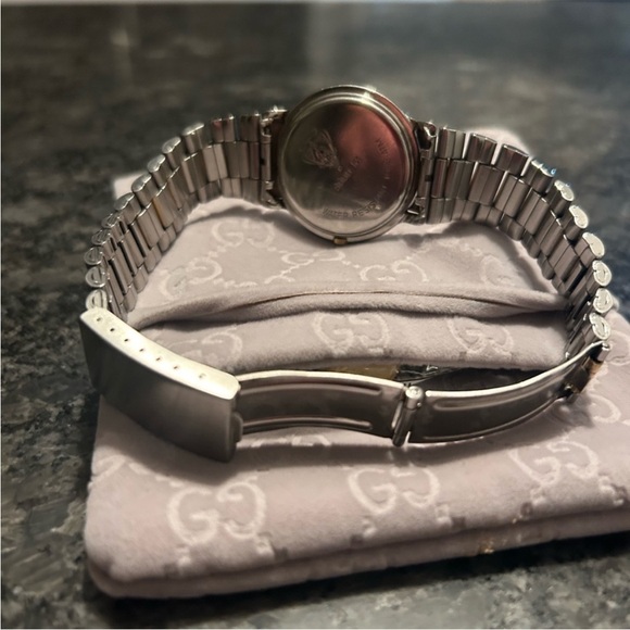 🦁 Gucci Embossed Watch - Picture 10 of 14